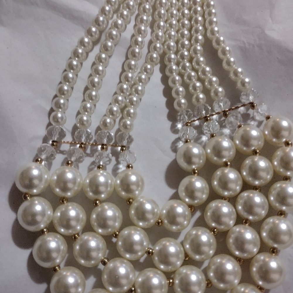 Women necklace fake pearls. Like New